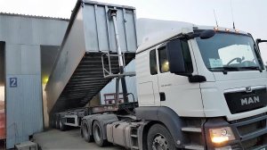 Выгрузка зерна на элеваторе. Grain unloading at the elevator.