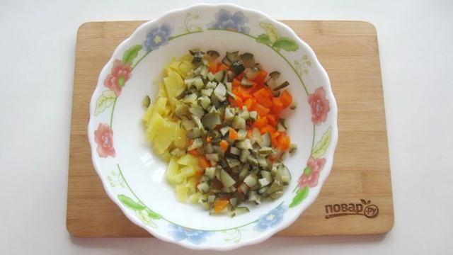 Оливье с курицей и яблоком