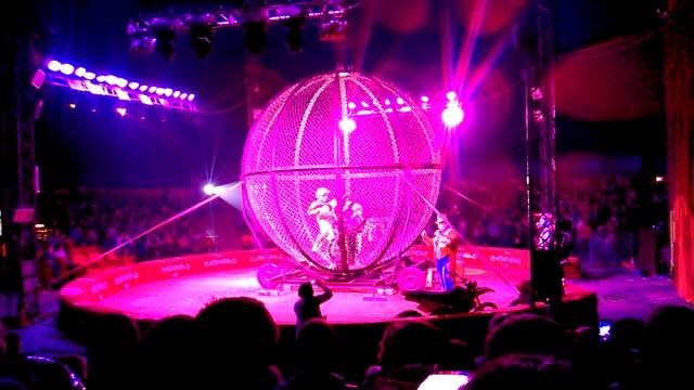 Цирк "Максимус" Опасные трюки на мотоциклах в "шаре" ! смотреть онлайн