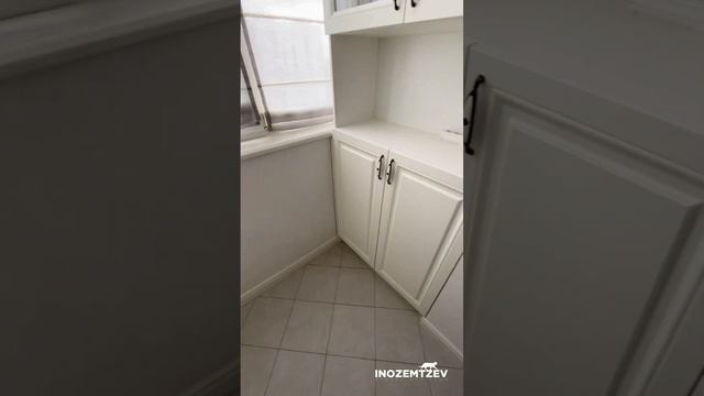 Мебель на балкон из МДФ в пленке ПВХ со стеклянными полками #шкафы #шкафназаказ #мебель #балкон