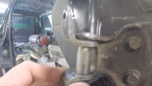 NISSAN TERRANO 2 как убрать люфт дверных петель.