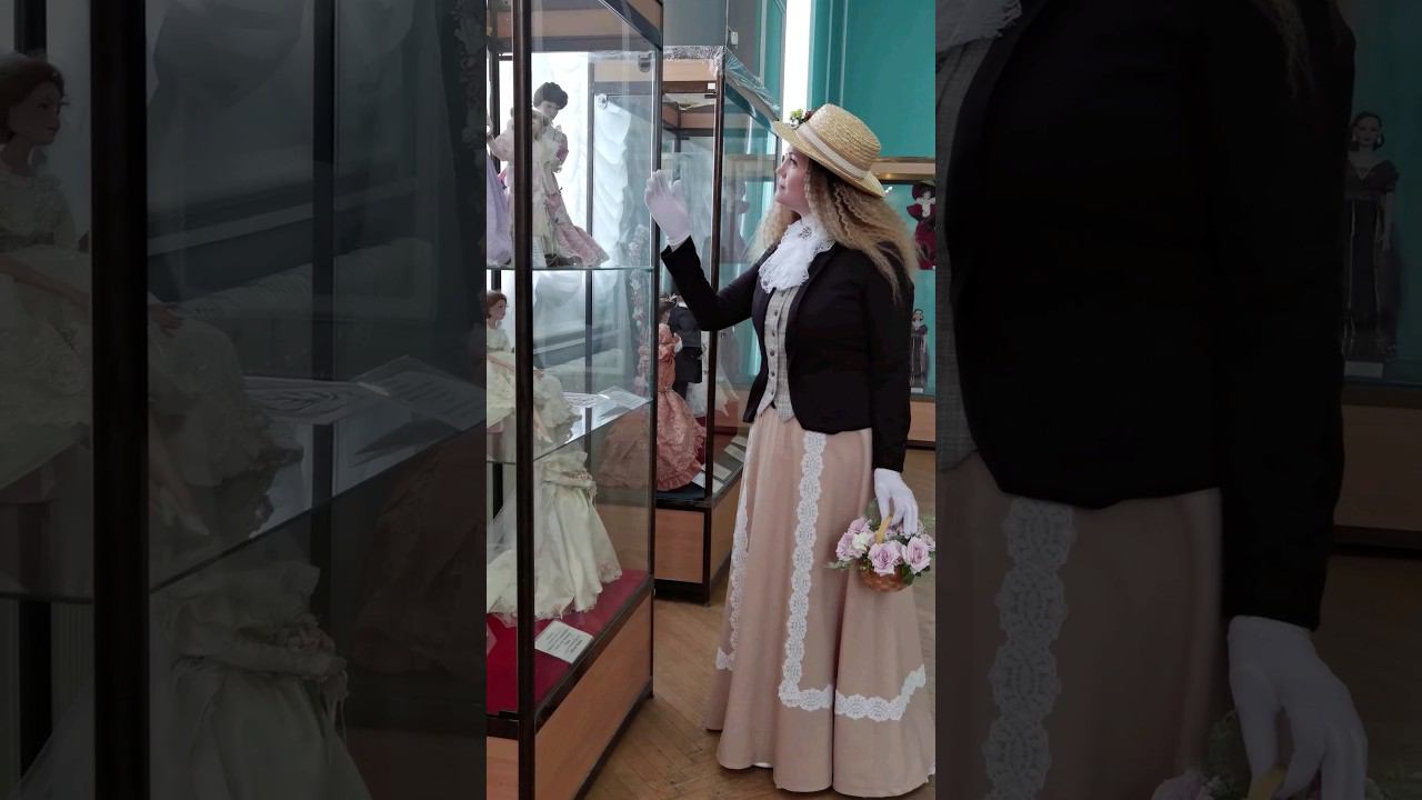 Зашёл на выставку, а там кукла из витрины вышла и гуляет, пока никого нет #клипыкультура #модерн
