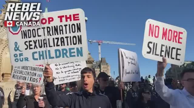 В Канаде проходят митинги против ЛГБТ-идеологии в школах