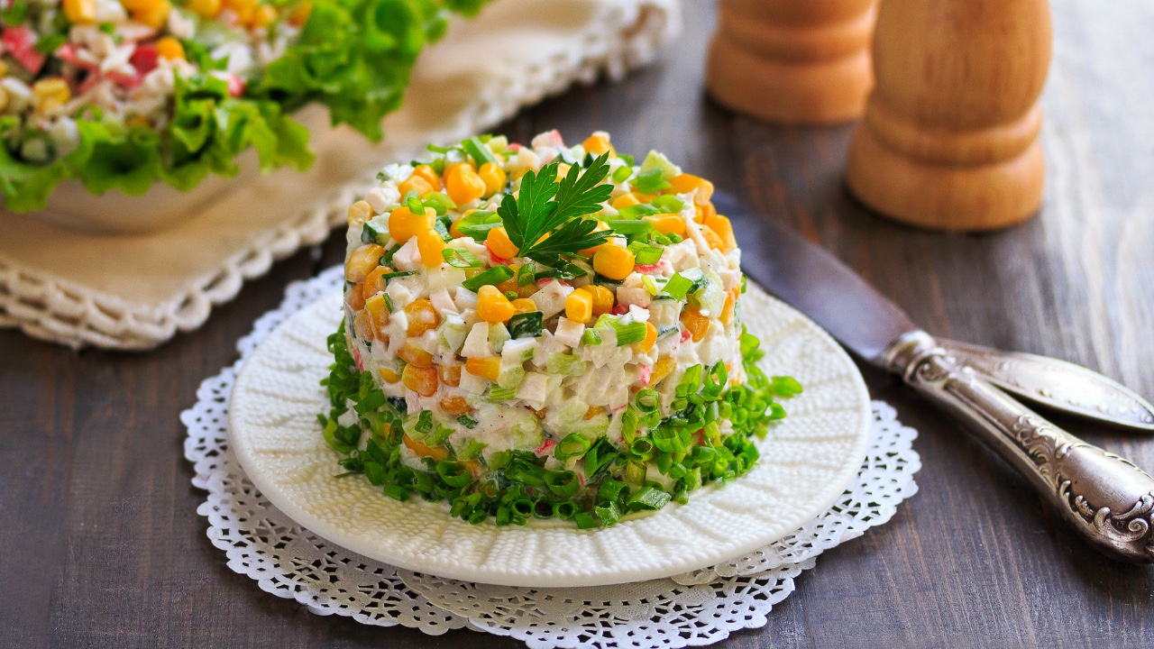 Крабовый салат с огурцом и кукурузой - рецепт простой и вкусной закуски на праздник и не только