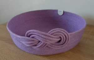 Корзинка с декором из гамакового шнура