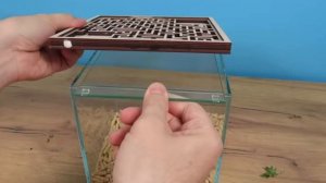 поймал в лесу маленькую мышку