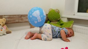 Малыш 1 годик запутался в шариках. Ребенок играет. Малыш Давид