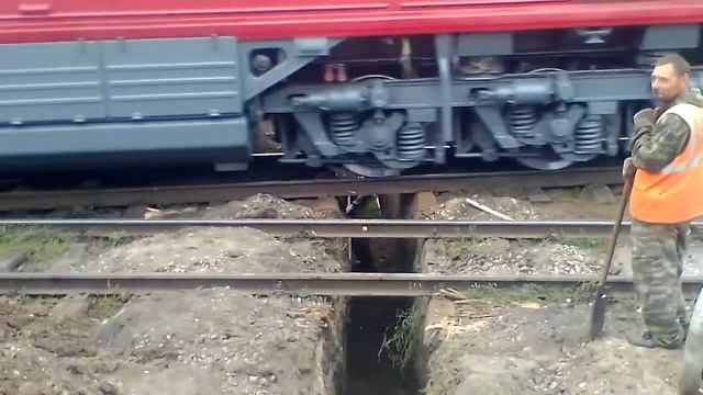 Что там под танком,наши ребята под тепловозом ходят!! смотреть онлайн
