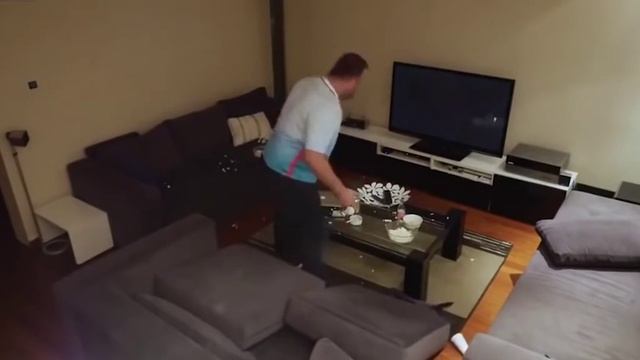 Жена решила пошутить над мужем-болельщиком, но она явно не догадывалась, к чему это приведет. смотреть онлайн