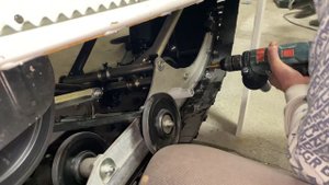 Обслуживание снегохода Yamaha vk 540 Установка скребков пружинного типа  #ямаха #yamaha #облуживани