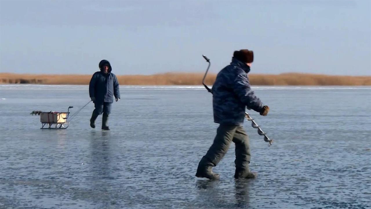 Мы вышли к озеру. Зимняя рыбалка. Зимняя рыбалка в Ростовской области. Рыбалка зимой новые. Рыбалка в Ростовской области зимой с Олегом.