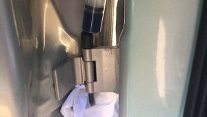 Замена смазки в петлях дверей Opel.