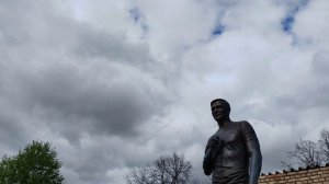 в день Светлой Пасхи на могиле Юрия Шатунова / Троекуровское кладбище сегодня 5 мая 2024 года