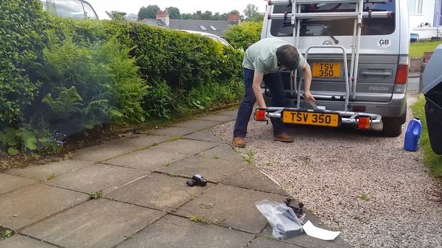 Putting the box on the Bongo. смотреть онлайн