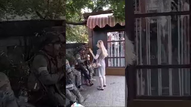 Ростов. Без мятежные бойцы Вагнер отдыхают, а девушка им рассказывает что-то очень важное...