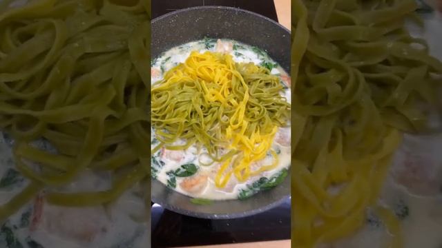 Паста со сливками, креветками и шпинатом смотреть онлайн