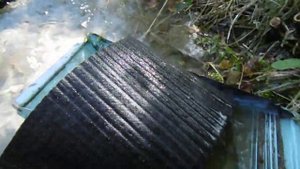 Добываю золото драгой в реке