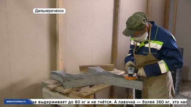 Лавочки из мусора появились на центральной площади приморского города