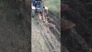 Осенняя пахота земли.