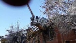 В Киров на улице Мопра упал башенный кран. Крановщика достают сотрудники МЧС
