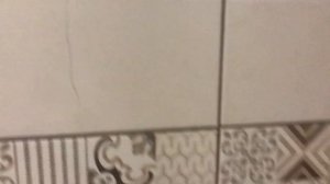 Керамическая плитка приклеенная на печь после эксплуатации 2 лет