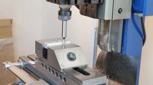 Определение геометрического центра детали и сверление по координатам.