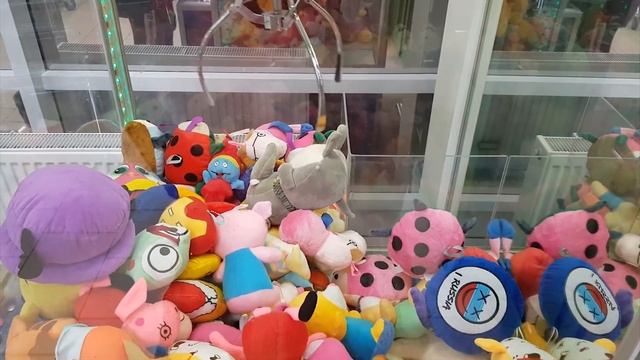 АВТОМАТ С ИГРУШКАМИ хватайка. Пробуем достать большую игрушку