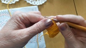 СЛОЖНЫЕ СТОЛБИКИ КРЮЧКОМ В САЛФЕТКЕ. МК .
