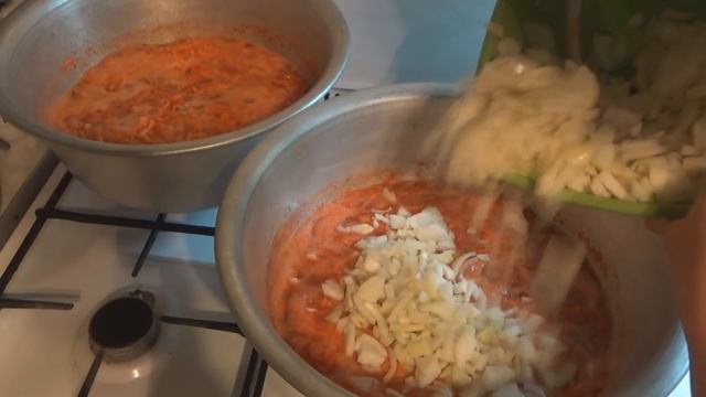 Самый лучший рецепт лечо, проверенный годами: перец, томаты, морковь и лук. Никогда не подводит!!!