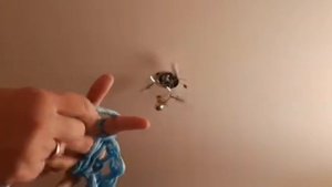 Вязание на пальцах, пряжа из мусорных пакетов. Коврик для душа.