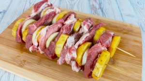Сочная свинина на шпажках с картошкой и луком. Простой и вкусный рецепт