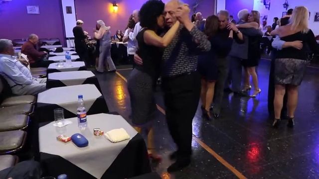 100% milonguera- La flaca Lucia y Chiche bailando tango en lo de Celia смотреть онлайн