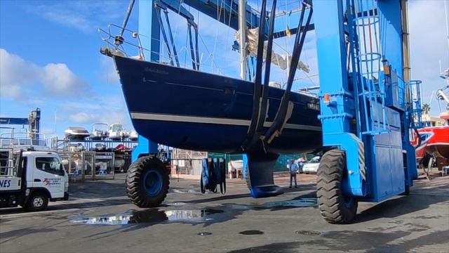 Работа морского крана. Лодка после ремонта. #яхта #тенерифе #канары  #морскойкран #ремонтлодок