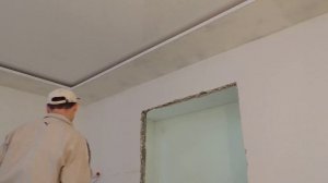 Что сделать, чтобы не трещали потолки? - клеим стеклохолст и серпянку