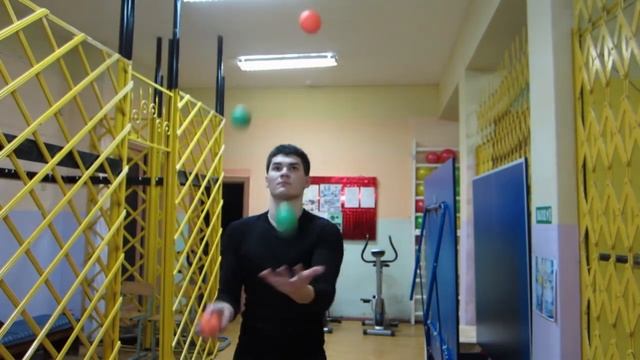 Обучение трюку "SHOWER" 5 мячами. Juggling education. смотреть онлайн