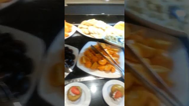 шведский стол в отеле Tropitel naama bay 5*