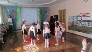 Танец с лентами 9 мая, старшая группа
