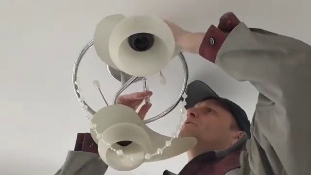 Отключаю и снимаю люстру с потолка – снято на видео смотреть онлайн