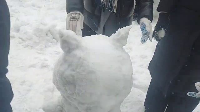 Чтобы снежную бабу лепить, надо зиму любить! смотреть онлайн