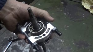 Снимаем подшипники с коленвала СКУТЕРА Yamaha - Minarelli также Honda и другие.