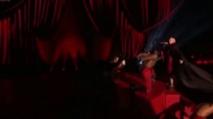 Падение Мадонны со сцены, высотой 1 м 40 см