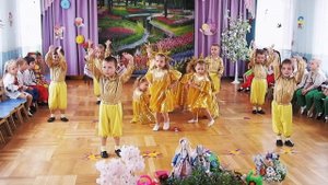 Танец солнечных лучиков "...Вийди, вийди , сонечко...". Младшая группа детсада № 160 г. Одесса 202