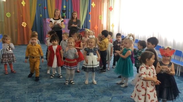 Маленькая куколка, у окна сидит... Маленькая куколка на улицу глядит.