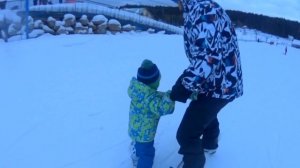 Ребенок в 3 три года катается на сноуборде. Детский сноуборд burton. Первый спуск.