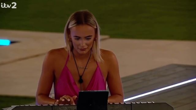 Millie Playing Keyboard LoveIsland смотреть онлайн