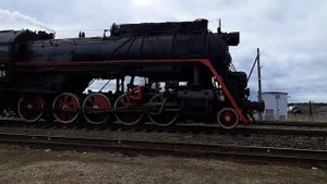 Громкие сигналы уходящего паровоза. The locomotive honks loudly