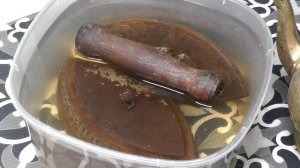 Утюг избавляется от ржавчины в уксусе