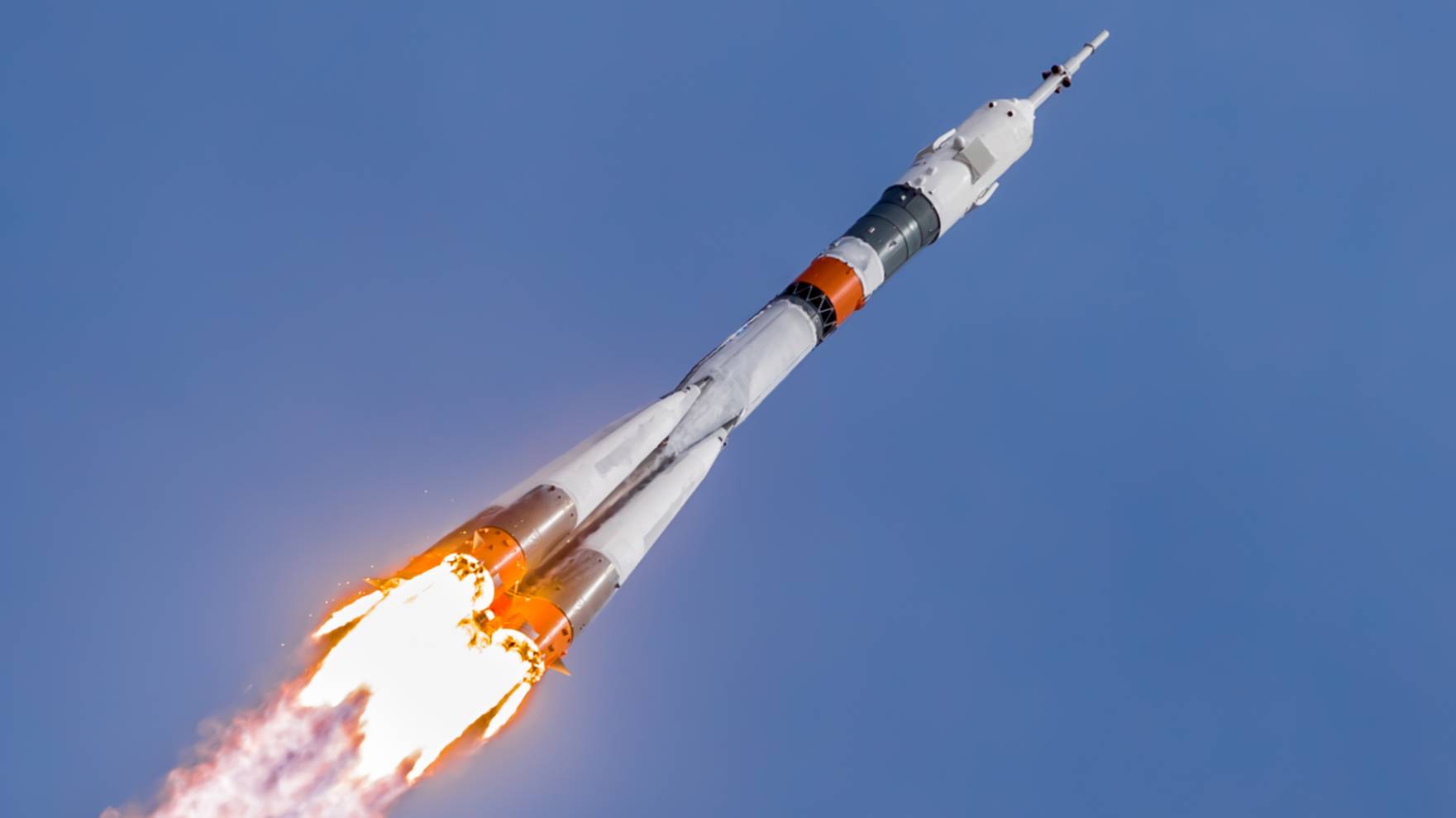 И снится нам не рокот космодрома, не эта ледяная синева, а снится нам трава, трава y дома.