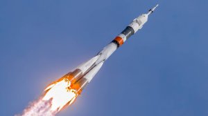 И снится нам не рокот космодрома, не эта ледяная синева, а снится нам трава, трава y дома.