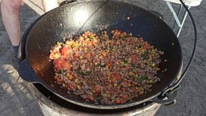 Как варить спагетти? Паста в казане. Спагетти с фаршем и овощами на костре. Итальянская кухня.